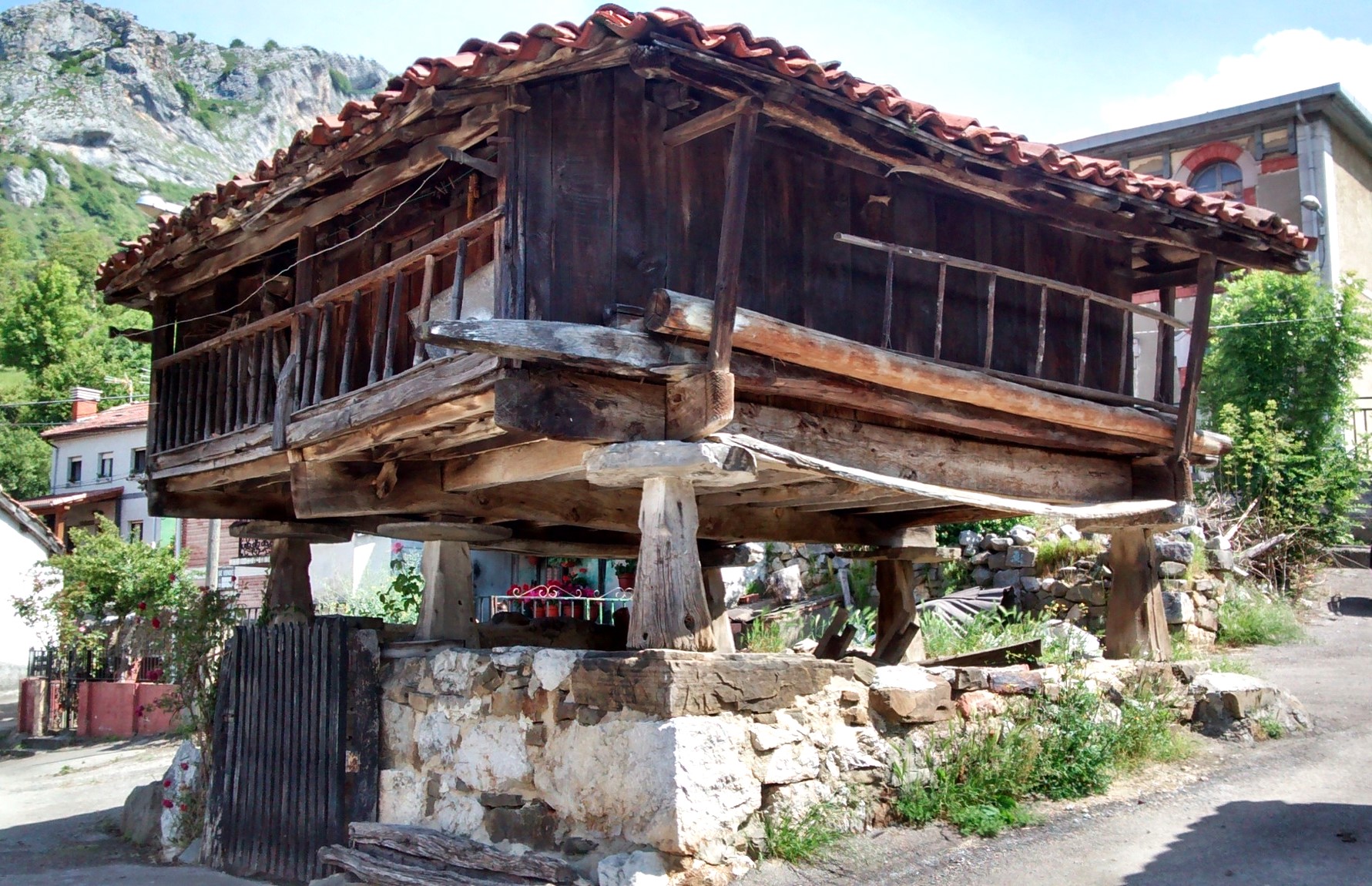 Casa, cuadra y hórreo o panera